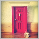 Puerta ratoncito Pérez inglesa roja y blanca Dorothy