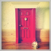 Puerta ratoncito Pérez inglesa roja y blanca Dorothy